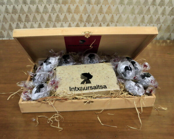 caja de intxaursaltsa, el postre vasco de navidad